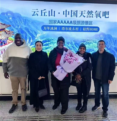 Pelanggan berumur 16-tahun Dari Afrika Sedang Melawat